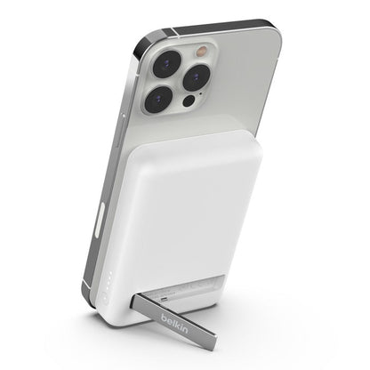 Batería externa inalámbrica magnética de 5000 mAh más soporte blanco | Belkin
