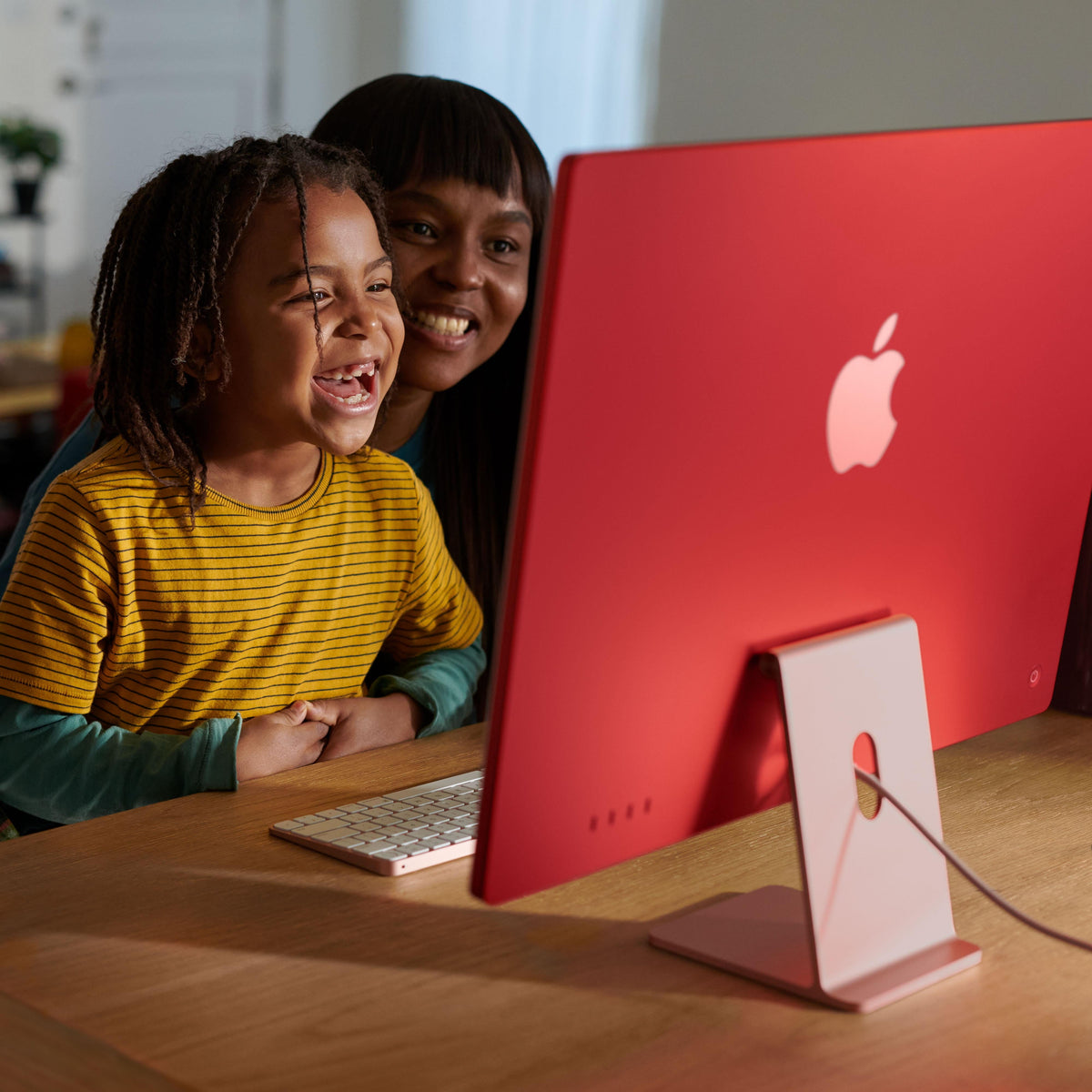 iMac con pantalla Retina 4,5K 24 pulgadas Chip M3 de 8 núcleos y GPU de 10 núcleos, 8 GB, 512 GB SSD, Magic Keyboard con Touch ID, Sin Ethernet  - Plata - Macnificos
